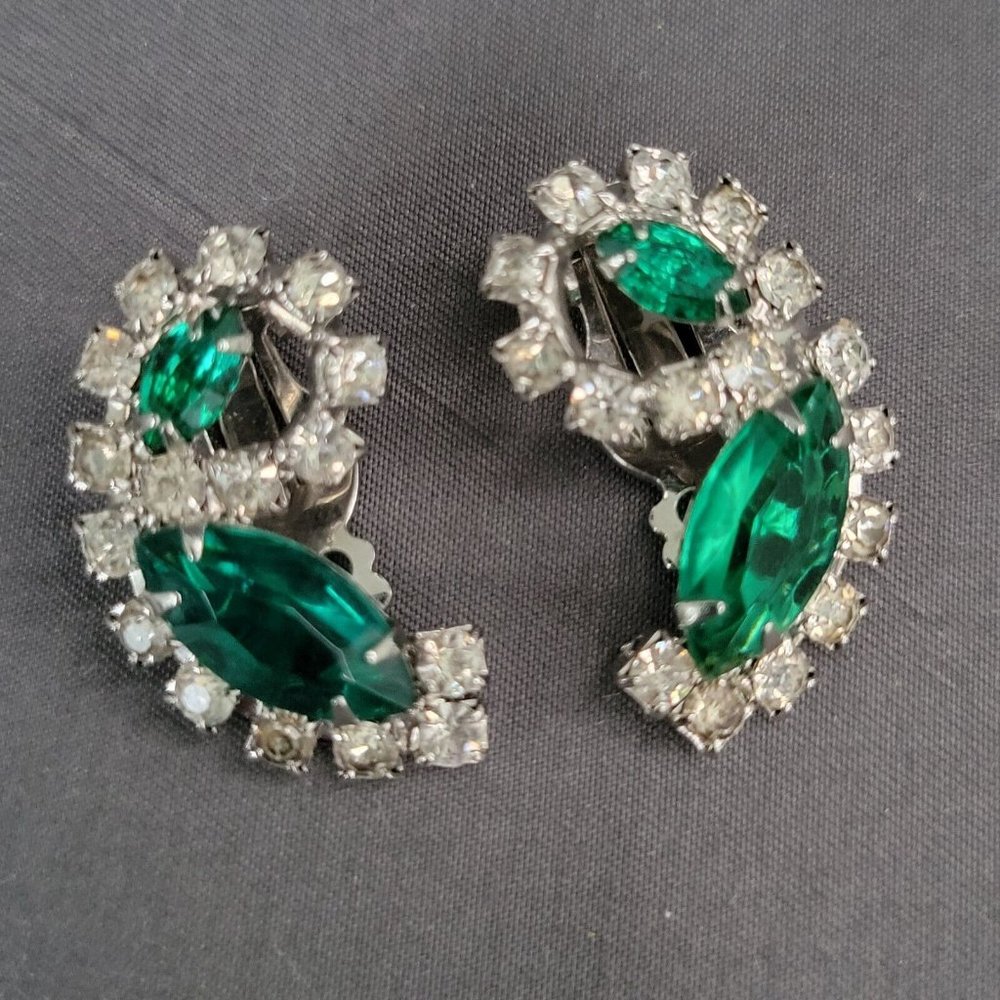 Cathe Signed Vintage Jewelry Clip on Earrings Emerald Green Marquise Rhinestones - Picture 2 of 6